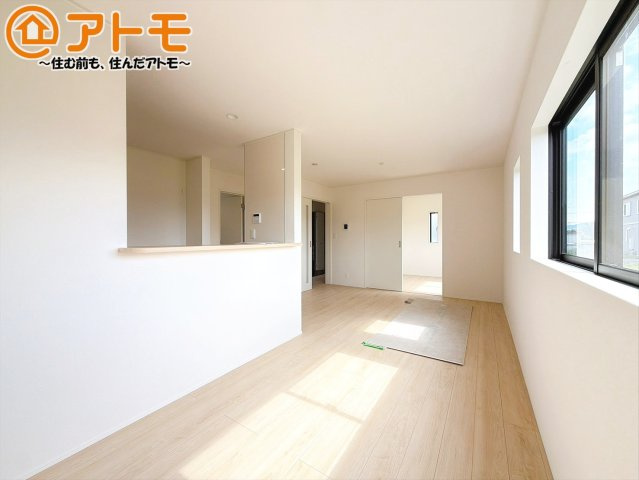 【居間・リビング】 | 沼津市大諏訪第8　新築一戸建て　2号棟 | 広々と開放的なLDKは、家族が自然と集まる広さ♪お子様のリビング学習にもピッタリ♪