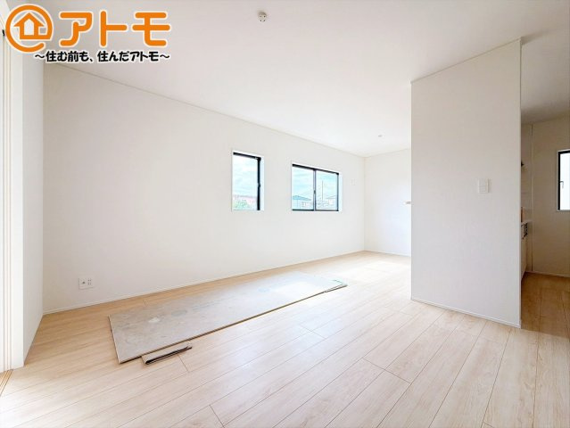【居間・リビング】 | 沼津市大諏訪第8　新築一戸建て　2号棟 | 家族団らんのイメージは、リビングを思い浮かべませんか？リビングこそ広々とした空間が良いですね♪
