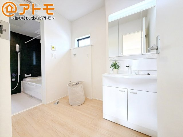 【独立洗面台】 | 沼津市大諏訪第8　新築一戸建て　2号棟 | 収納豊富な３面鏡の洗面化粧台は使い勝手良好♪