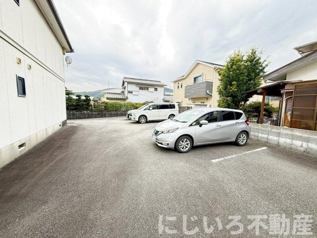 コーポひまわりの駐車場
