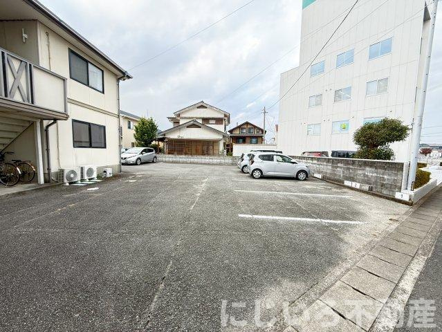 コーポひまわりの駐車場