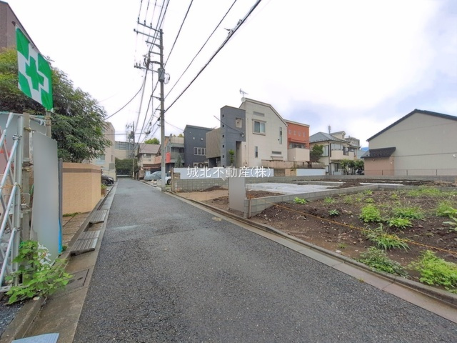 杉並区上高井戸2丁目 全4棟1号棟の前面道路含む現地写真|西側4.0ｍ公道に面しています