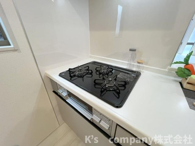 茅ヶ崎市高田4丁目　新築戸建　2号棟のキッチン|三口ガスコンロでお料理の幅が広がります◇
