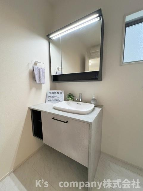 茅ヶ崎市高田4丁目　新築戸建　2号棟の独立洗面台|ミラーの内側には小物収納が充実しています◇