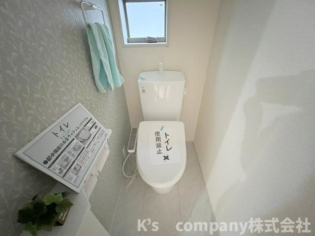 茅ヶ崎市高田4丁目　新築戸建　2号棟のトイレ|換気のしやすい窓付きのトイレ◇