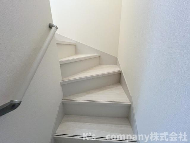 茅ヶ崎市高田4丁目　新築戸建　2号棟の内装|手すり付きの階段☆小さなお子様やご年配の方にも優しい仕様☆