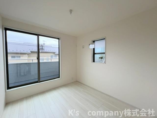 茅ヶ崎市高田4丁目　新築戸建　2号棟の子供部屋|洋室5.3帖◇バルコニーに出入りができるお部屋でお子様のお部屋におすすめです◇