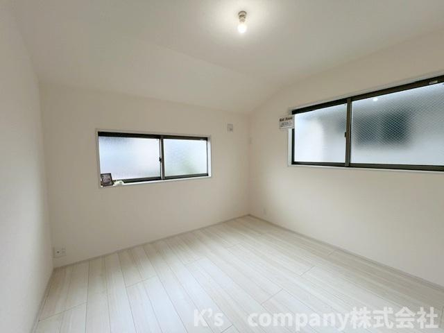 茅ヶ崎市高田4丁目　新築戸建　2号棟の洋室|洋室6.1帖◇優しい日差しが入るお部屋◇趣味のお部屋にもお勧めです◇