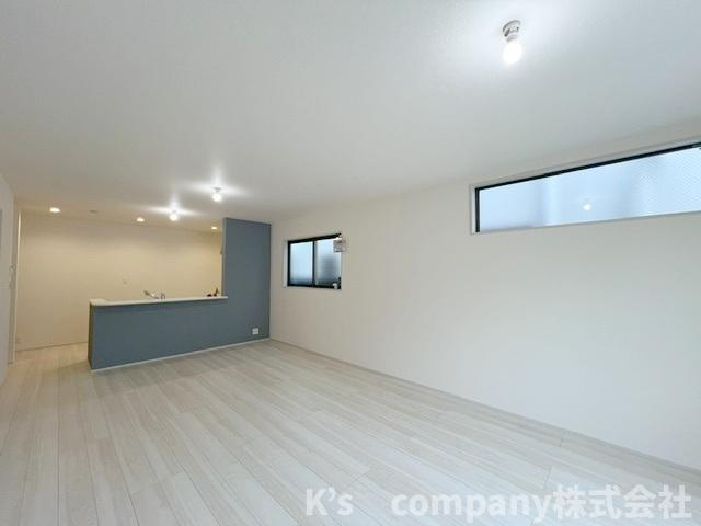 茅ヶ崎市高田4丁目　新築戸建　2号棟の居間・リビング|キッチンスペースがアクセントのあるおしゃれな空間に演出しています◇
