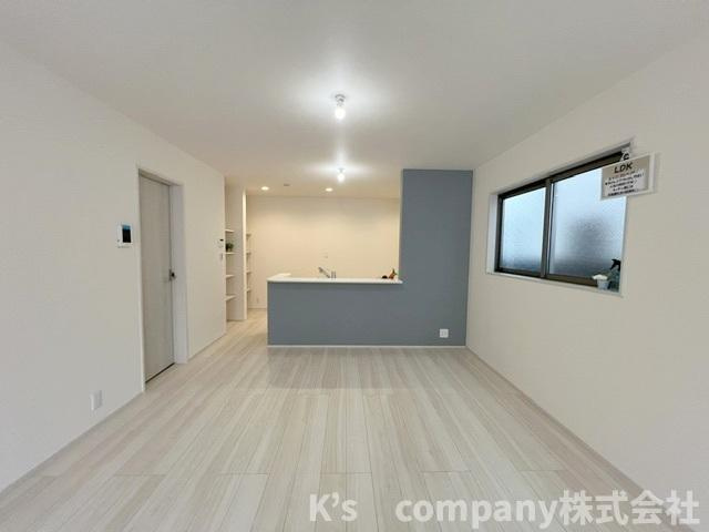 茅ヶ崎市高田4丁目　新築戸建　2号棟の居間・リビング|リビングにいるご家族を感じながらお料理ができるカウンターキッチン☆