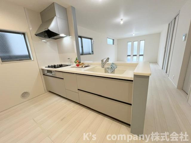 茅ヶ崎市高田4丁目　新築戸建　2号棟のキッチン|床との統一感がある色調のシステムキッチン☆