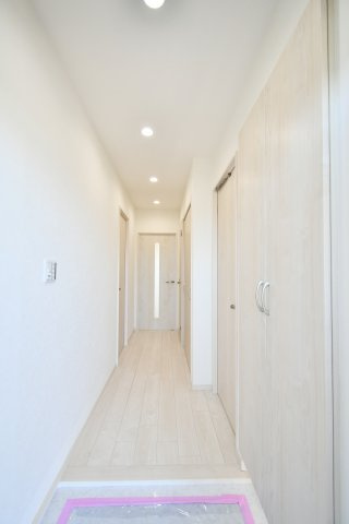 北本ハイデンス１号棟　の玄関|白・木目調を基調とした玄関。明るく広く見せる工夫が施されております！センサーライトになっておりますので、電気の消し忘れもない＆帰宅時も明るい玄関でお出迎えしてくれる家族想いな玄関です。