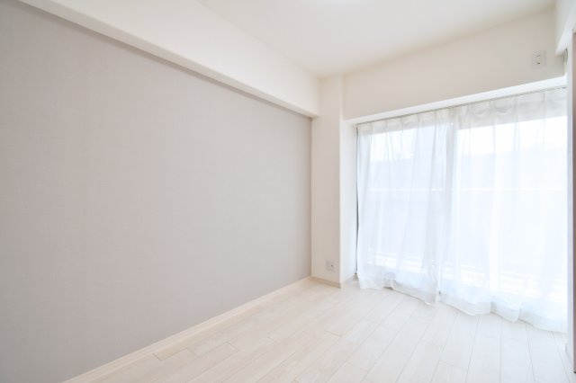 北本ハイデンス１号棟　の洋室|【洋室①：5.2帖】LDKの隣のお部屋です。南向きのバルコニーから自然光が入り込み、明るい空間になります。可動式ドアを開放して、お子様の遊びのスペースなどとしてもお使いいただけます。