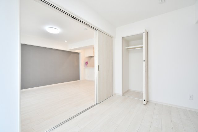 北本ハイデンス１号棟　の洋室|【洋室①：5.2帖】LDKの隣のお部屋です。収納クローゼットがあり、便利ですね！自然光が入るお部屋は朝日で目覚めたい方の寝室にも◎さまざまな用途に合わせて使うことができ、イメージが膨らみますね！