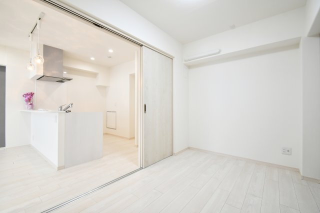 北本ハイデンス１号棟　の洋室|【洋室②：4.3帖】キッチン横のお部屋です。調理中でも可動式ドアを開けることで、お部屋を見渡すことができ、お子様の遊びのスペースとして安心ですね◎こちらのお部屋も収納付きです！
