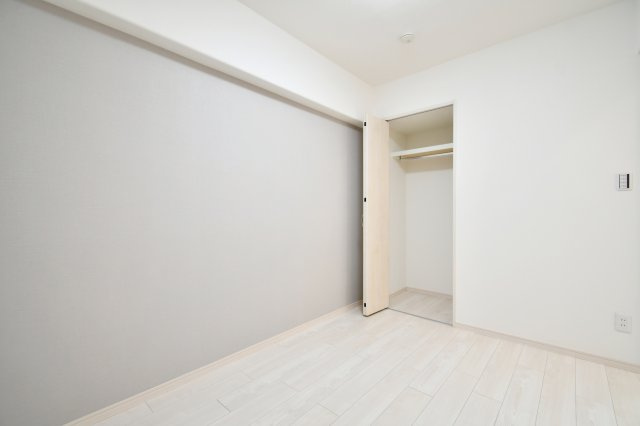 北本ハイデンス１号棟　の洋室|【洋室②：4.3帖】キッチン横のお部屋です。各洋室・収納クローゼット付きで便利！アクセントクロスで部屋全体の空間をガラリと変わりますね！