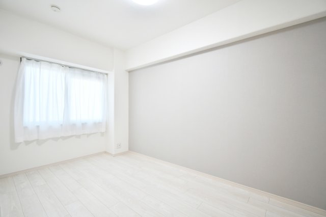 北本ハイデンス１号棟　の洋室|【洋室③：5.3帖】玄関横のお部屋です。洋室の中で一番広いお部屋となっております。来客用の寝室や将来ご夫婦の寝室とすることもできます！クローゼットもありますので、布団なども収納できます。