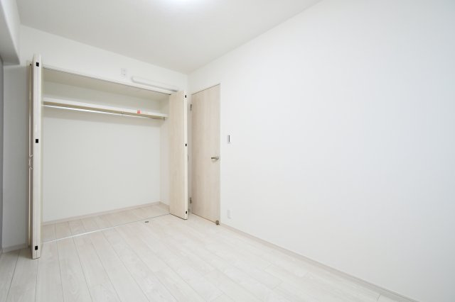 北本ハイデンス１号棟　の洋室|【洋室③：5.3帖】玄関横のお部屋です。洋室の中で一番広いお部屋となっております。ここには大きなクローゼットが付いており、荷物の出し入れが多い洋服や大きな荷物なども収納できます。