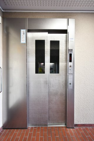 北本ハイデンス１号棟　のその他共用部分|【エレベーター】当社はポータルサイト掲載物件、他社様掲載物件なども含めて複数物件をまとめてご案内可能です！気になる物件はいくつでもご気軽にお申し付けください。皆様のご連絡心よりお待ちしております。
