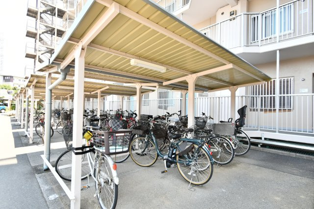 北本ハイデンス１号棟　の駐輪場|※空き状況は当社まで都度ご確認くださいませ。『物件を今日見てみたい』といった当日のご案内、同条件などの物件、他社様掲載物件もご紹介可能！一日でまとめて内覧したい方、ぜひ当社までお問い合わせ下さい。