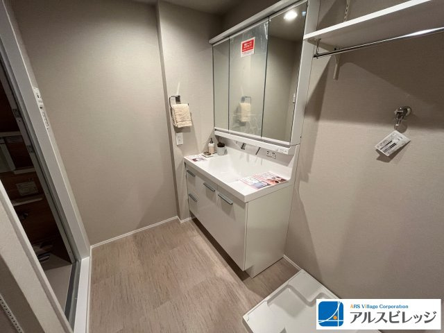 クリオ鶴瀬壱番館の独立洗面台|三面鏡化粧洗面台