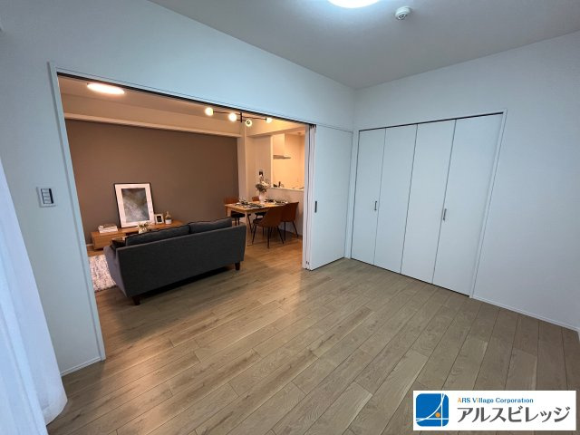 クリオ鶴瀬壱番館の洋室|仕切りを開放してLDKと合わせ広々スペースに(洋室6.0帖)