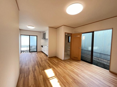 【居間・リビング】 | 金岡町　中古戸建 | リビングは約15.1帖あり広々しています。リフォーム完成済みの室内をぜひご覧ください♪