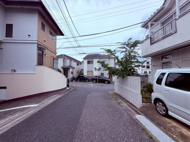 【前面道路含む現地写真】 | 練馬区大泉町１丁目　中古戸建て | 高く青い空を感じて暮らす街並みの一角、静かな暮らしを送れます