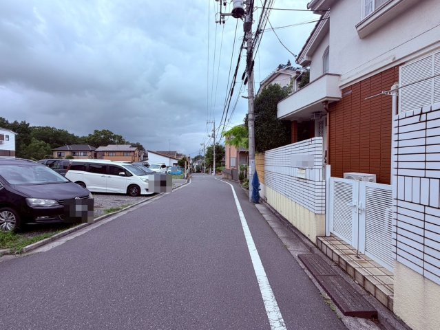 【前面道路含む現地写真】 | 練馬区大泉町１丁目　中古戸建て | 前面道路の見通しが良い為、駐車もストレス無く行なえそうです