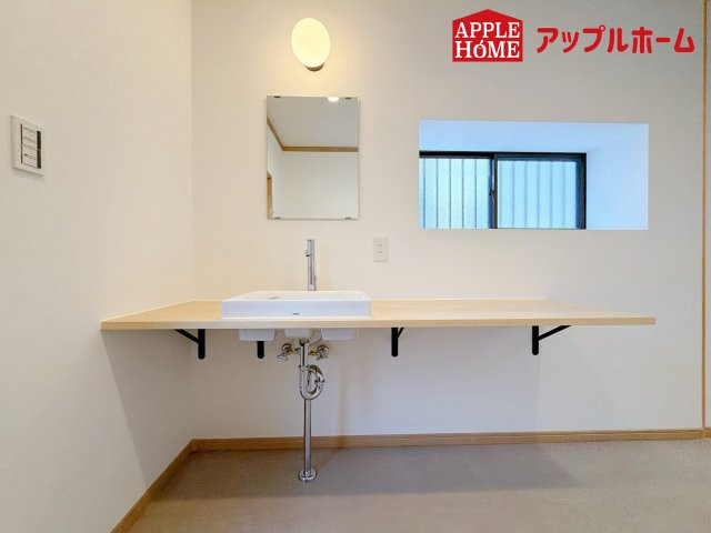 上尾市中妻４丁目の独立洗面台|ゆとりの洗面スペースで朝の身支度も快適スムーズに。