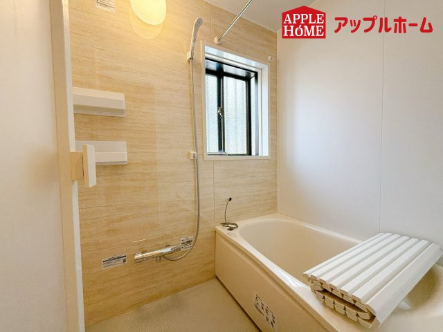 上尾市中妻４丁目の浴室|窓付きのバスルームは、採光もあり明るく気持ちの良い空間です。窓があることで、換気環境も良好。掃除もスムーズに出来ます