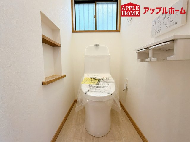 上尾市中妻４丁目のトイレ|白を基調とした清潔感のある明るい空間。温水洗浄便座付きで、毎日快適・清潔に使用できます。操作しやすい壁面リモコンを採用しています。