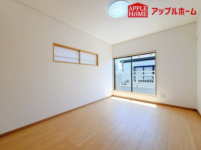 上尾市中妻４丁目の洋室|窓からの光の差し込みは生活を温かく包みます。