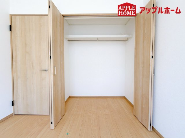 上尾市中妻４丁目の収納|クローゼット付きの洋室は、収納スペースが豊富で部屋全体がすっきりと片付きやすいのが特徴です。衣類や荷物を整理しやすく、生活感を抑えた洗練された空間を保てます。