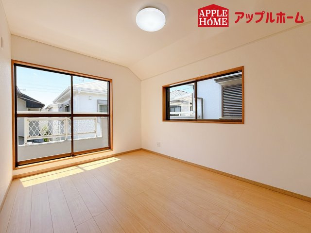 上尾市中妻４丁目の洋室|広々とした居住空間は日々の暮らしを彩り、心のやすらぎと満足感を与えてくれます。