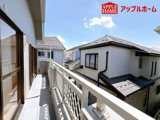 上尾市中妻４丁目のバルコニー|家族分の洗濯物もしっかり干せます。日当たりも良く、毎日のお洗濯が楽しくなりそう♪