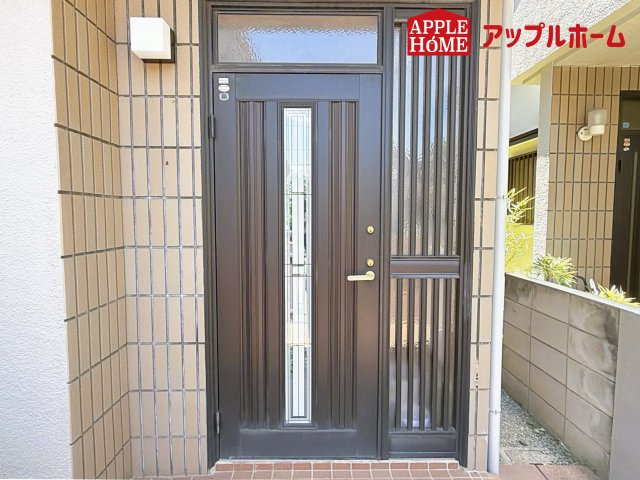 上尾市中妻４丁目の玄関|ぜひ現地にて、実際の建物・街並み・日当たり等ご確認下さい♪お問い合わせはお気軽に☆　TEL「0120-466263」
