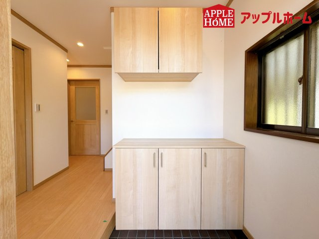 上尾市中妻４丁目の収納|ご家族皆様の靴やお手入れ用品を収納できる収納棚を設置！お家に出会う人々を迎える玄関だからこそ、常に整理整頓しておきたいですね♪