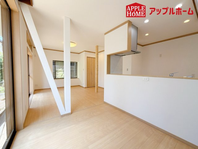 上尾市中妻４丁目の居間・リビング|大きな窓のあるリビングは、陽光あふれる明るい空間です。居心地良く、ご家族皆がゆったり寛げる憩いの空間となりそうです。