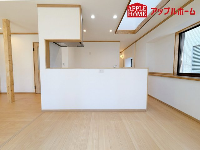 上尾市中妻４丁目の居間・リビング|人気の対面式キッチンで会話も弾みます！お食事の準備をしながらでもご家族とのコミュニケーションを楽しめますね♪