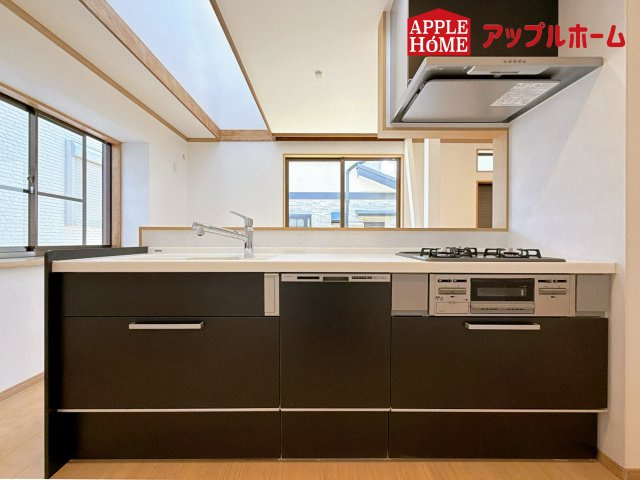 上尾市中妻４丁目のキッチン|キッチンの収納も充実☆食洗器完備で家事も楽々♪生活の質が向上すること間違いなしの充実設備です。