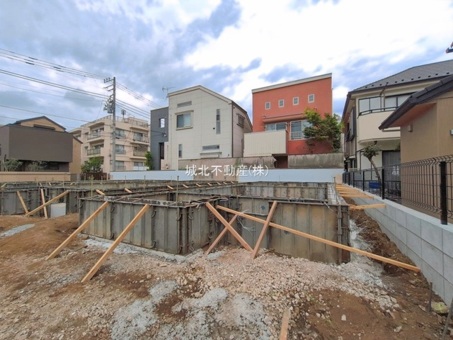 杉並区上高井戸2丁目 全4棟 4号棟の外観|吉祥寺まで5分、渋谷まで15分。
都心が身近でありながら落ち着いた住環境が魅力の街。
おしゃれで高級感のある外観が目を引きます。