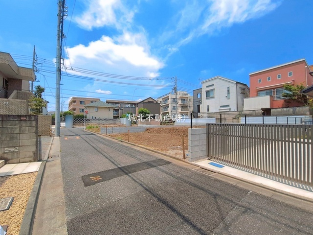 杉並区上高井戸2丁目 全4棟4号棟の前面道路含む現地写真|南側4.0ｍ公道に面しています