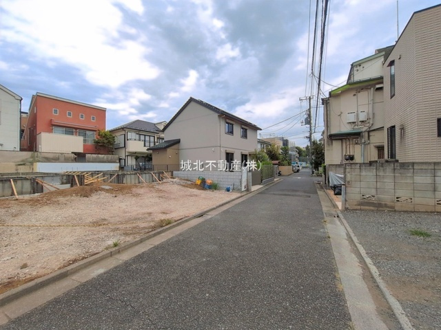 杉並区上高井戸2丁目 全4棟 4号棟の前面道路含む現地写真|南側4.0ｍ公道に面しています