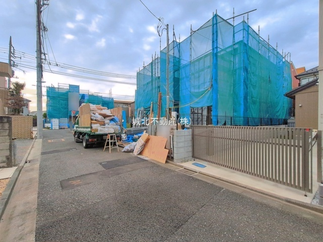 杉並区上高井戸2丁目 全4棟 4号棟の前面道路含む現地写真|南側4.0ｍ公道に面しています