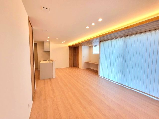 【WellBase】清原中央　全12区画の居間・リビング|〇3号棟　LDK20.7帖〇
キッチンから視線が通るリビングダイニングは自然とコミュニケーションが生まれ家族が集まる空間に。南面の大きな窓から、心地よい陽光をたっぷりと採り込みます。
※2026年7月