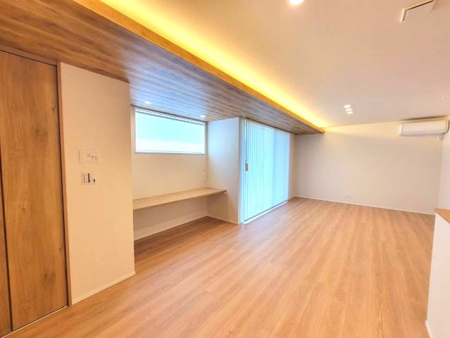 【WellBase】清原中央　全12区画の居間・リビング|〇3号棟　リビングカウンター〇
リビングにはカウンターを設置。ママコーナーとして趣味のアクセサリー作りや読書をするスペース、またお子様のお勉強スペースとしても活用しそうですね。
※2026年7月撮影