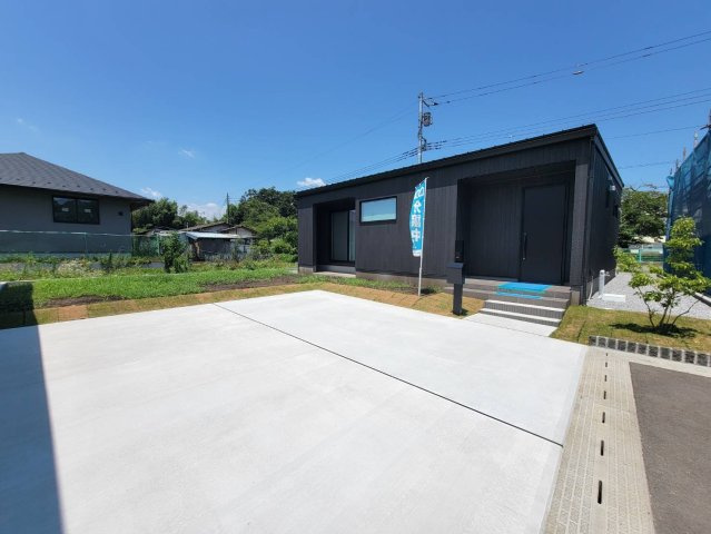 【WellBase】清原中央　全12区画の駐車場|〇3号棟　駐車スペース〇
並列2台駐車スペース完備♪駐車場の奥には広々としたお庭をご用意しました。
家庭菜園や休日のBBQ、お子様やペットの遊び場にも最適です。
※2026年7月撮影