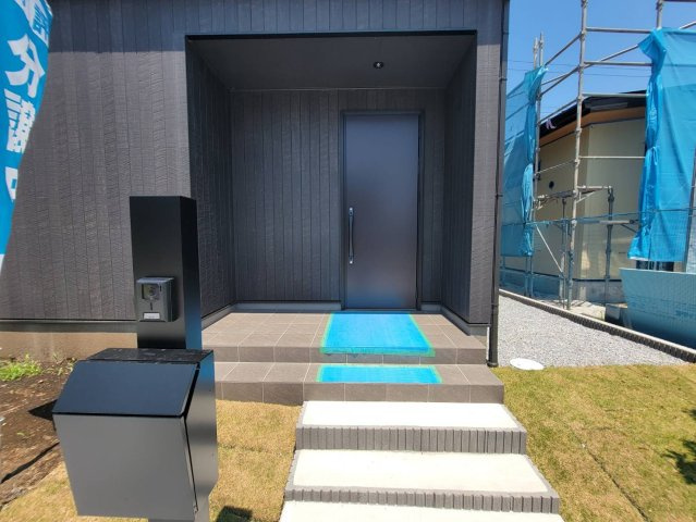 【WellBase】清原中央　全12区画のエントランス|〇3号棟　玄関〇
飽きのこないシックなデザインの玄関ドア。雨の日でも安心な屋根付きです♪TVモニター付きインターホンも標準装備です。
※2026年7月撮影