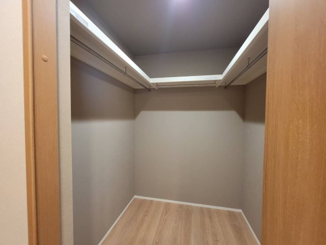【WellBase】清原中央　全12区画の収納|〇3号棟　ホールクローゼット〇
帰宅後すぐにコートやバックを収納。リビングに不要な物を持ち込まず、常に綺麗な部屋をキープ♪また来客時の生活感を隠して玄関をスッキリ演出できます。
※2026年7月撮影
